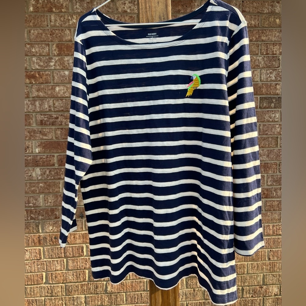 Old‎ Navy top